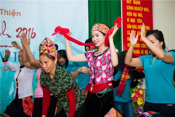 
Kỳ Duyên còn cảm thấy thích thú khi được trải nghiệm trò chơi nhảy sạp - một trong những nét văn hóa truyền thống đẹp đẽ của dân tộc Thái mỗi khi có hội hè hay Tết đến xuân về. - Tin sao Viet - Tin tuc sao Viet - Scandal sao Viet - Tin tuc cua Sao - Tin cua Sao