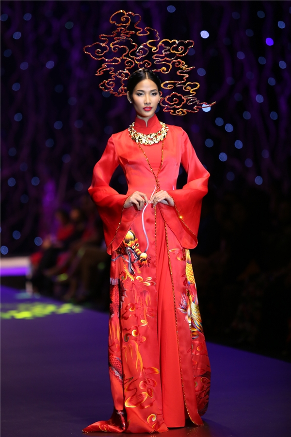 
Hoàng Thùy cũng không hề kém cạnh các đàn chị trên sàn diễn khi diện bộ áo dài màu đỏ rực rỡ mang âm hưởng cung đình. Thiết kế này được mua với giá 350 triệu đồng.