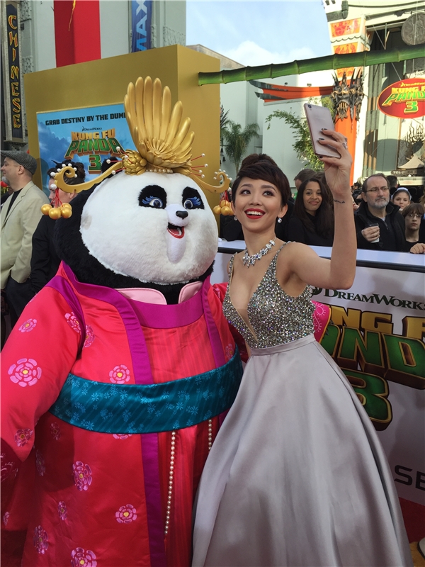 
Tóc Tiên là đại diện của Việt Nam vinh dự góp mặt trong buổi ra mắt phim Kungfu Panda 3. - Tin sao Viet - Tin tuc sao Viet - Scandal sao Viet - Tin tuc cua Sao - Tin cua Sao