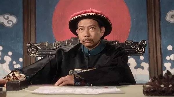
Hình ảnh quen thuộc của ông trong phim Quan Xẩm Lốc Cốc đóng cùng Châu Tinh Trì.