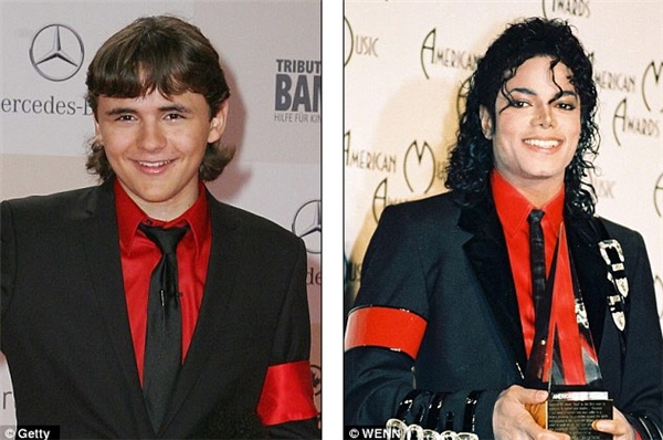 
Và cách diện trang phục này đã được con trai của Michael Jackson ứng dụng lại trong buổi đấu giá đôi găng tay của nam danh ca. - Tin sao Viet - Tin tuc sao Viet - Scandal sao Viet - Tin tuc cua Sao - Tin cua Sao