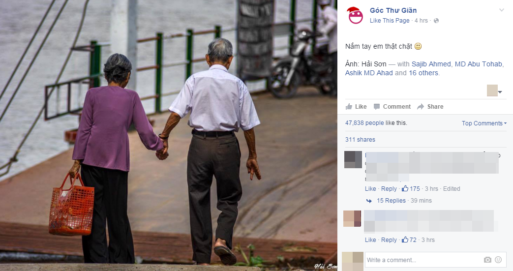 Thấy đôi cặp già nắm tay nhau, chúng ta không chỉ cảm thấy được tình yêu bền chặt mà còn được nhìn thấy sự chung thủy và sự chăm sóc lẫn nhau. Hãy xem tấm hình này và cảm nhận những giá trị tuyệt vời mà tình yêu mang lại.