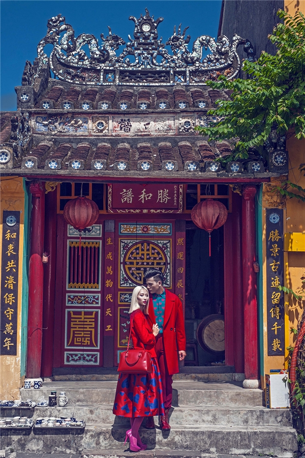 
Những sắc màu tình yêu của Đỗ Mạnh Cường gần như hòa quyện vào trong đất trời thơ mộng của phố cổ Hội An với kiến trúc mang đậm văn hóa Á Đông.