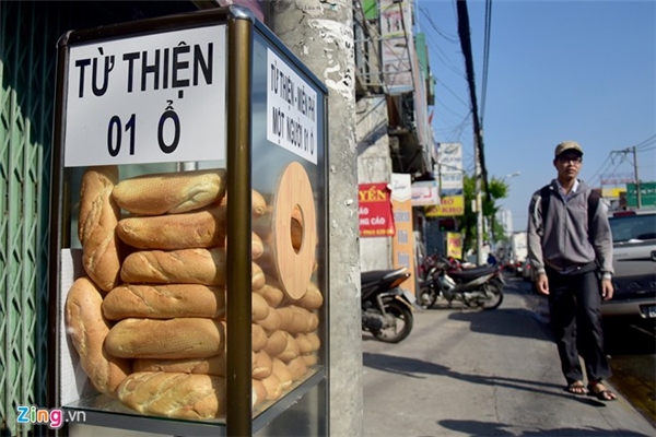 Lại có thêm một tủ bánh mì miễn phí phục vụ người nghèo ở Sài Gòn