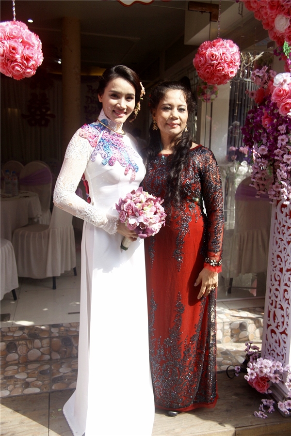 Cô dâu Trang Nhung hạnh phúc được ông xã Hoàng Duy hôn má - Tin sao Viet - Tin tuc sao Viet - Scandal sao Viet - Tin tuc cua Sao - Tin cua Sao