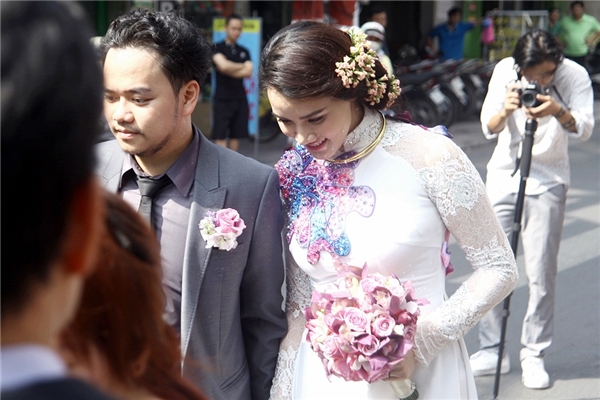 Cô dâu Trang Nhung hạnh phúc được ông xã Hoàng Duy hôn má - Tin sao Viet - Tin tuc sao Viet - Scandal sao Viet - Tin tuc cua Sao - Tin cua Sao