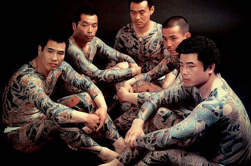 
Các thành viên yakuza với hình xăm phủ toàn bộ cơ thể