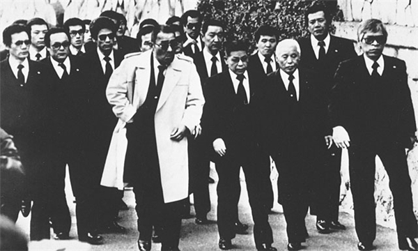 
Bố già băng đảng Yamaguchi dự một đám tang năm 1980