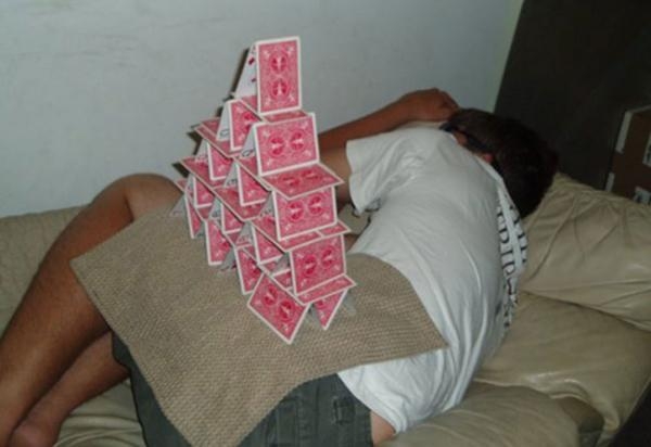 
Xếp lá bài thành tháp đã khó, và còn khó hơn khi xếp nó trên một người đang ngủ. (Ảnh: Internet)