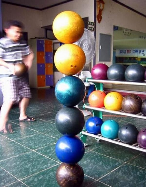 
Các lá bài này như thể có "phép màu". (Ảnh: Internet)

Khi banh bowling không không lăn tròn mà "đứng thẳng" để xây tháp. (Ảnh: Internet)