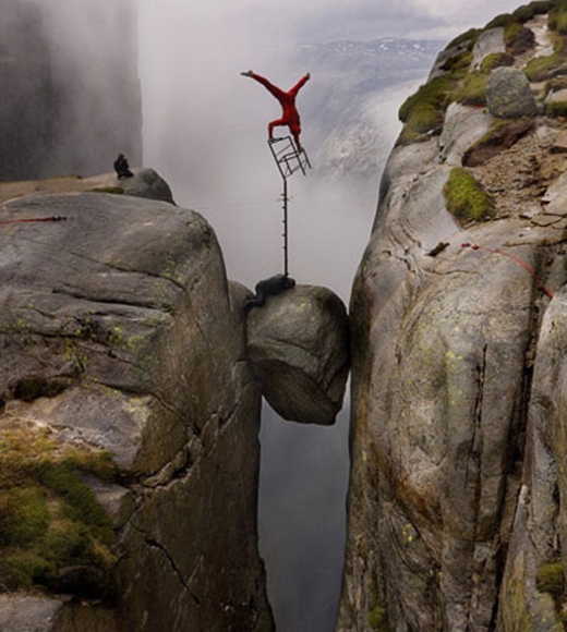 
Màn thăng bằng trên độ cao 300m của nghệ nhân Eskil, 29 tuổi người Na-uy khiến người xem vừa ngưỡng mộ vừa thót tim. (Ảnh: Internet)