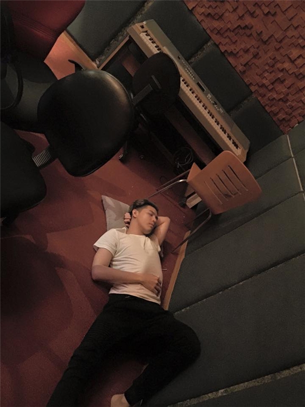 
Hình ảnh Noo ngủ trên sàn nhà tại phòng thu. - Tin sao Viet - Tin tuc sao Viet - Scandal sao Viet - Tin tuc cua Sao - Tin cua Sao