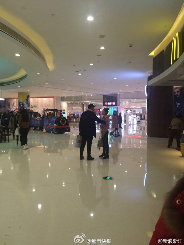 
Cặp đôi đang đi mua sắm bỗng nhiên cãi vã gay gắt giữa TTTM. (Nguồn Weibo)