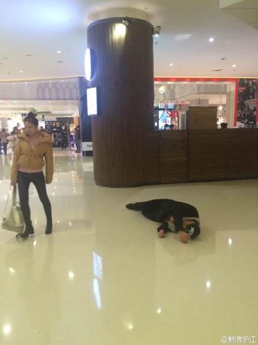 
Chàng trai gạt bỏ sĩ diện, lăn qua lăn lại giữa TTTM để xin người yêu tha thứ. (Nguồn Weibo)