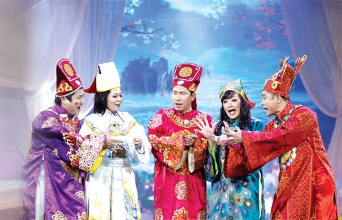
Các Táo trổ tài văn nghệ bằng những ca khúc chế đình đám của Việt Nam và cả thế giới.