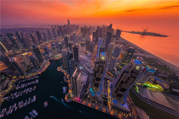 
Một buổi chiều ở Dubai, hoàng hôn rải đều lên sự ngay ngắn, trật tự và lộng lẫy trong kiến trúc đô thị. (Ảnh: Bored Panda)