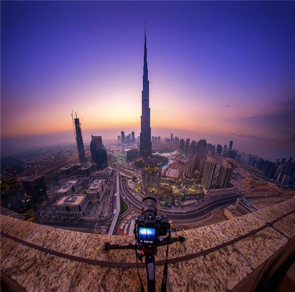 
Tòa nhà cao nhất Dubai thoáng mơ hồ lại pha chút huyền bí như sắp tan biến. (Ảnh: Bored Panda)