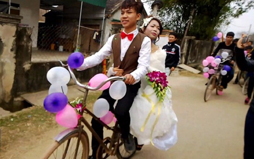 
Chú rể trong đám cưới là Trần Đình Quang  sinh năm 1993, hiện đang sinh sống tại Nam Đàn, Nghệ An. Chia sẻ về đám cưới thú vị của mình, anh cho biết do khoảng cách giữa nhà trai và nhà gái khá gần nên anh quyết định làm điều gì đó khác biệt và ấn tượng. Chính vì vậy gia đình nhà trai đã dùng xe đạp để rước dâu. Nhiều người tại đám cưới cho biết, cô dâu cũng rất giản dị, cô đi dép tổ ong và trên môi luôn nở nụ cười vô cùng dễ thương. (Ảnh: Internet)