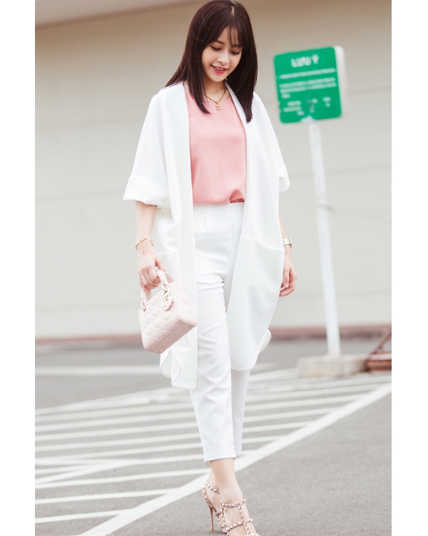 
Chi Pu khéo léo tạo điểm nhấn cho cả cây trắng bằng sắc hồng của chiếc áo phông cùng chiếc túi xách nhỏ xinh của Dior.