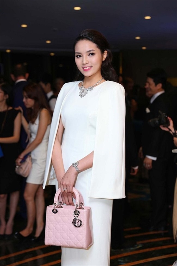 
Hoa hậu Việt Nam 2014 Kỳ Duyên cũng từng được khen ngợi khi khéo léo kết hợp chiếc túi đắt đỏ cùng bộ váy màu trắng thanh lịch, kín đáo.