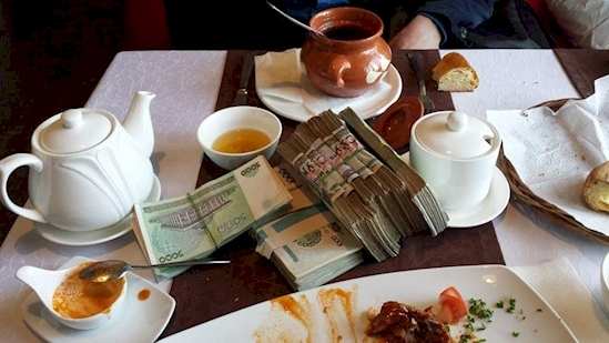 
Núi tiền này được dùng để trả… một bữa trưa ở Uzbekistan. Thật ra, giá trị của bữa trưa này không hề đắt, chẳng qua giá trị của tiền Uzbekistan quá thấp. (Ảnh: Diply)