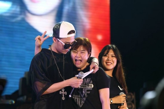 
Hình ảnh quen thuộc giữa G-Dragon và fan