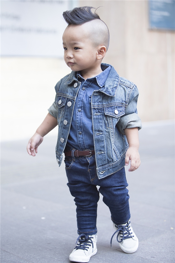 
Chất jeans denim luôn mang đến vẻ ngoài cá tính, bụi bặm cho người mặc. Mặc dù chỉ mới 2 tuổi nhưng bé Nhím vẫn rất ra “chất” với cách phối trang phục tông xuyệt tông. Tất cả trang phục của nhím đều được nhà thiết kế Đỗ Mạnh Cường chọn mua trong những lần ra nước ngoài.