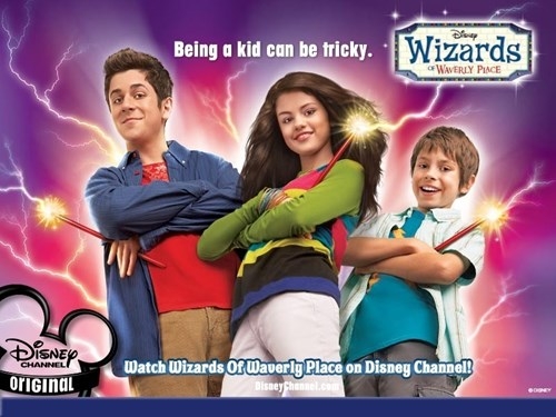 
Hình ảnh Jake (bên phải) lúc còn tuổi teen tham gia bộ phim Disney đình đám một thời Wizards of Waverly Place. Ảnh: Internet