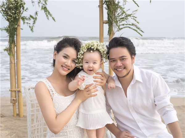 Vợ chồng Trang Nhung lãng mạn trên biển bên cạnh 