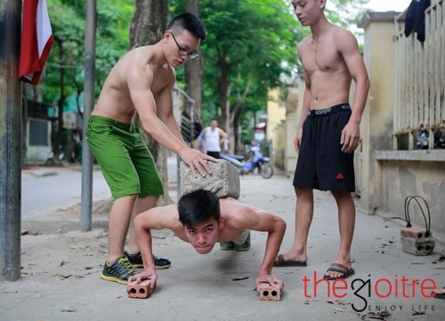 Nhóm bạn trẻ dùng gạch để luyện body 6 múi