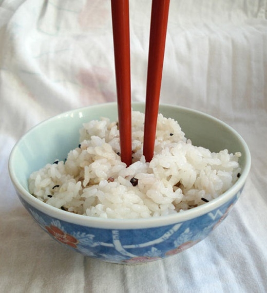 
Người Nhật Bản cấm kị việc cắm đũa trên bát cơm vì họ chỉ làm thế khi đặt bát cơm lên bàn thờ cho người đã chết. (Ảnh: Internet)