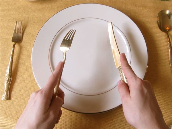 
Cách dùng dao, dĩa “chuẩn Anh” là cầm dĩa tay trái, và dao tay phải. (Ảnh: Internet)