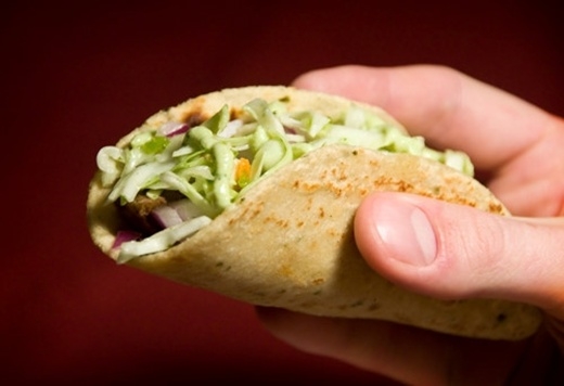 
Đến Mexico, đừng ăn taco bằng dao dĩa như thông thường, hãy ăn bằng tay và thưởng thức chúng bằng cách cắn từng miếng thật to như những người địa phương thực thụ. (Ảnh: Internet)
