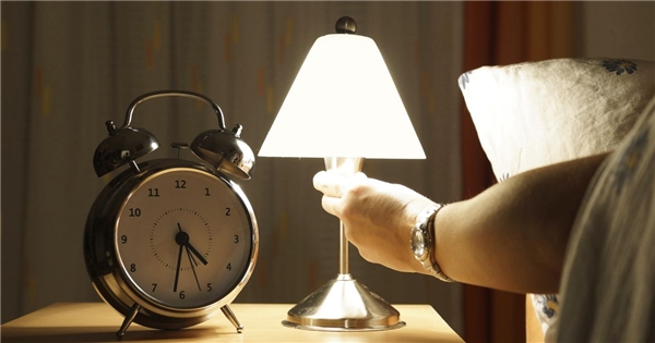 
Bật đèn quá sáng khi ngủ có thể gây ra tác hại không ngờ cho sức khỏe. (Ảnh: Internet)
