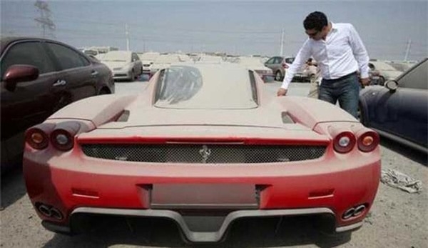 
Hàng năm, khoảng 3000 chiếc siêu xe bị bỏ hoang ở Dubai. (Ảnh: Internet)