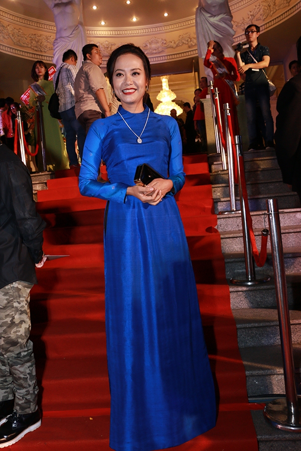 
Nữ diễn viên Hồng Ánh thướt tha trong tà áo dài xanh mượt mà xuất hiện trên thảm đỏ Mai Vàng. Hồng Ánh được đề cử trong hạng mục Nữ diễn viên sân khấu được yêu thích nhất.  - Tin sao Viet - Tin tuc sao Viet - Scandal sao Viet - Tin tuc cua Sao - Tin cua Sao