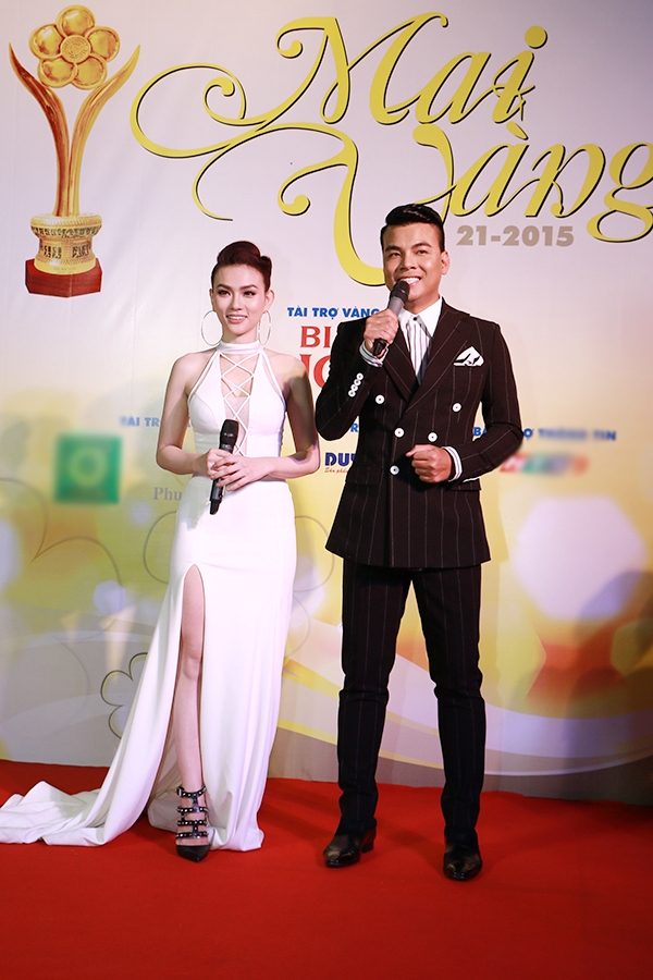 
Nữ ca sĩ Thu Thủy và MC Duy Hải đảm nhận vai trò MC trên thảm đỏ của lễ trao giải năm nay.  - Tin sao Viet - Tin tuc sao Viet - Scandal sao Viet - Tin tuc cua Sao - Tin cua Sao