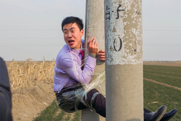 
Mới đây, trên con đường băng qua ruộng ở thôn Hàn Ninh, thị trấn Duy Phường, tỉnh Sơn Đông, Trung Quốc, người ta bắt gặp một anh chàng bị trói chặt lên cây cột điện gần đó. 