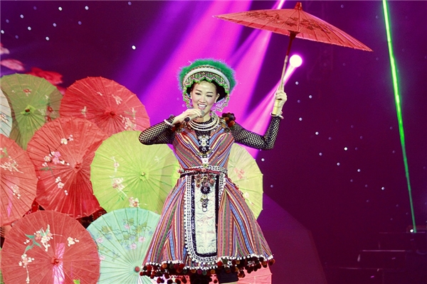 
Trong trang phục dân tộc truyền thống, bà mẹ một con đã đem tới một tiết mục đặc sắc mang đậm tinh thần văn hóa truyền thống các dân tộc miền núi Tây Bắc Việt Nam.   - Tin sao Viet - Tin tuc sao Viet - Scandal sao Viet - Tin tuc cua Sao - Tin cua Sao