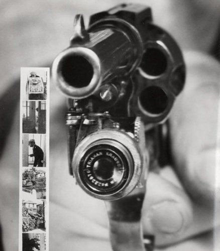 
Súng Colt 38 được phát minh vào năm 1938 ở New York, Mĩ với tính năng sẽ chụp ảnh khi bóp cò. (Ảnh: Internet)
Phát minh này được tạo ra vào năm 1931, nó vừa giúp bạn nghe đài vừa che nắng. (Ảnh: Internet)
Chiếc xe nôi được tạo ra vào năm 1921, giúp người nội trợ vừa trông trẻ vừa có thể nghe đài cập nhật tin tức. (Ảnh: Internet)

Đây là chiếc kính giúp bạn vừa nằm vừa có thể đọc sách ở cự li xa được thiết kế vào năm 1936 ở Anh. (Ảnh: Internet)

Người bị liệt vừa có thể nằm tại chỗ vừa đánh đàn Piano, đây là sáng kiến ở Anh được tạo ra vào năm 1935. (Ảnh: Internet)