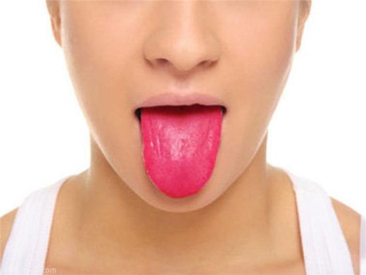 
Thiếu vitamin: nếu lưỡi có màu đỏ tươi như quả dâu, có lẽ cơ thể bạn đang bị thiếu hụt vitamin. Bạn cần bổ sung lượng vitamin hàng ngày cho cơ thể, đồng thời thay đổi thói quen ăn uống, ăn thêm những món nhiều dinh dưỡng, lưỡi sẽ quay trở lại bình thường.
