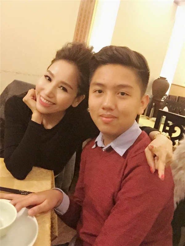 
Cô Vân Khanh chụp hình cùng con trai. (Ảnh: Internet)
