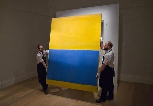 
Không đề (Untitled) hay Vàng và Xanh (Yellow and Blue) là tên của bức tranh này. Nó được vẽ bởi họa sĩ nổi tiếng Mark Rothko và có giá lên tới 46,5 triệu đô la (khoảng 1.041 tỉ đồng).