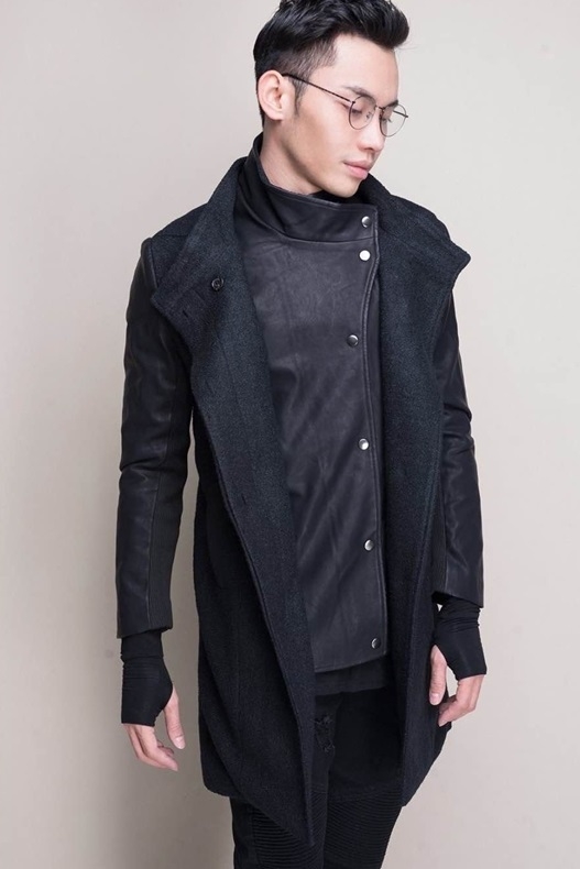 
 Chỉ sử dụng một màu đen, nhưng với cách phối khéo léo, giữa các item như áo măng tô cổ đổ, áo thun thành ba lớp khác biệt, vừa có thể giữ ấm cho cơ thể nhưng cũng rất hợp xu hướng.