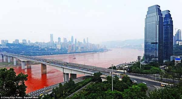 
Tháng 9/2012, nhiều người dân ở Trung Quốc vô cùng ngạc nhiên và sửng sốt khi chứng kiến cảnh tưởng nước sông Dương Tử bất ngờ đổi sang màu đỏ tươi.