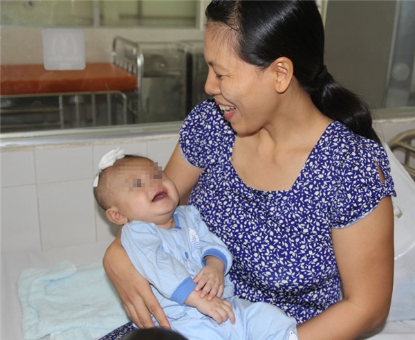 
Chị Võ Thị Hồng Duyên – mẹ bé Phát xúc động khi thấy con mình được bình an. Ảnh: Internet