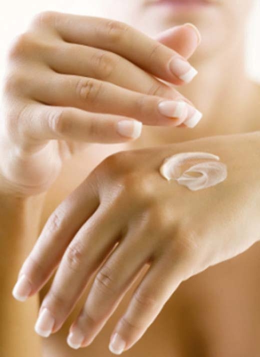 
Kem dưỡng da tay có thành phần chuyên biệt cho các vùng da thô ráp trên bàn tay, thế nên nó có thể gây tắc lỗ chân lông ở vùng da khác. (Ảnh: Internet)