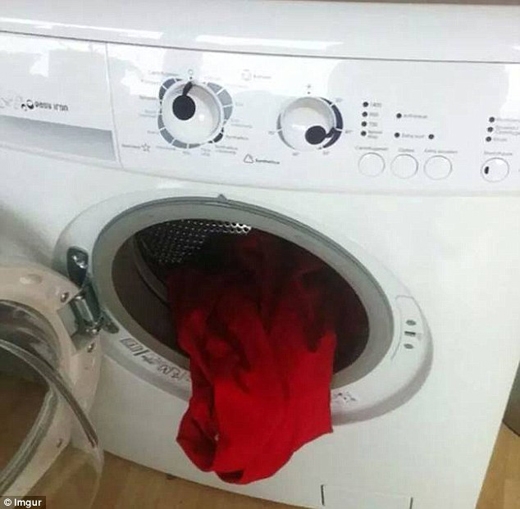 
Chiếc máy giặt này khiến nhiều người liên tưởng tới hình ảnh một con quỷ với chiếc lưỡi đỏ đáng sợ.