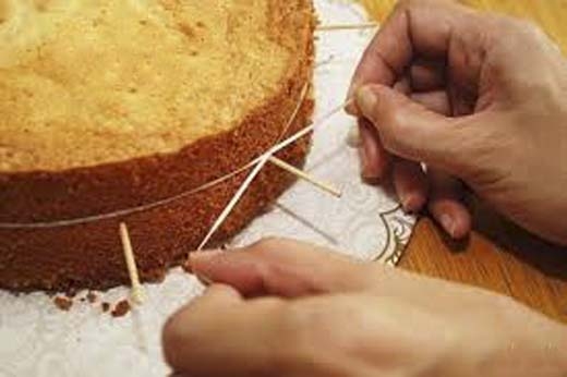 
Đầu tiên, bạn dùng tăm ghim vào bánh thành một hình tròn khép kín. (Ảnh: Internet)


Sau đó, dùng chỉ quấn quanh chiếc bánh rồi từ từ xiết vào. (Ảnh: Internet)
