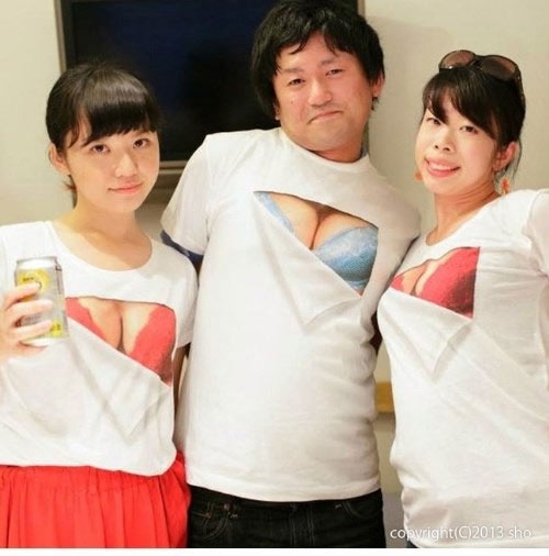 
Chiếc áo thun "gây hiểu nhầm" này là một sản phẩm sáng tạo của nhà tạo mẫu Takayuki Fukuzawa thuộc công ty ekoD Works. Chúng có giá khoảng 800 ngàn đồng và từng gây cơn sốt, bán sạch nhẵn chỉ sau vài ngày lên kệ